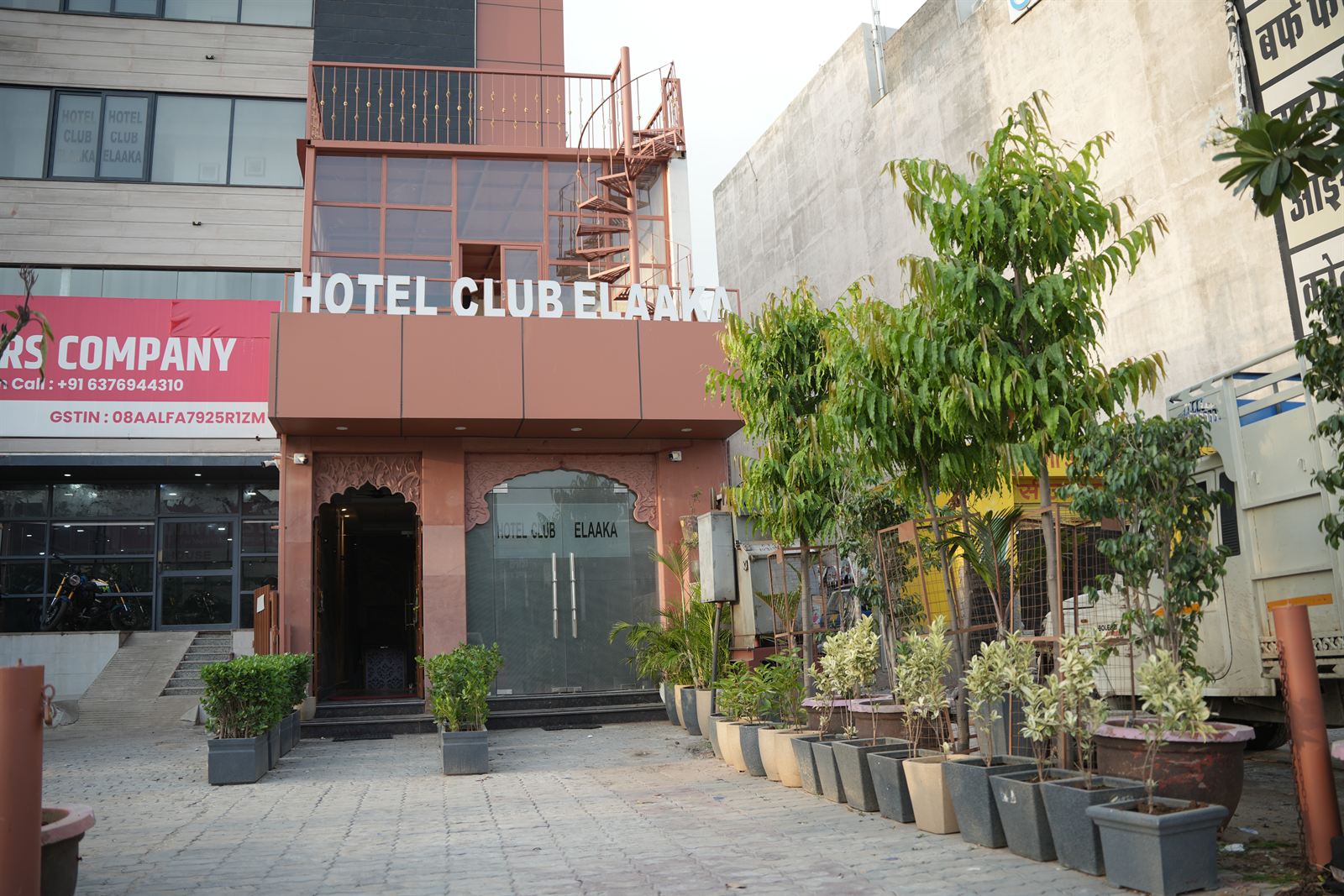 Hotel Club Elaaka Architecture & Entrance - Mani Tower