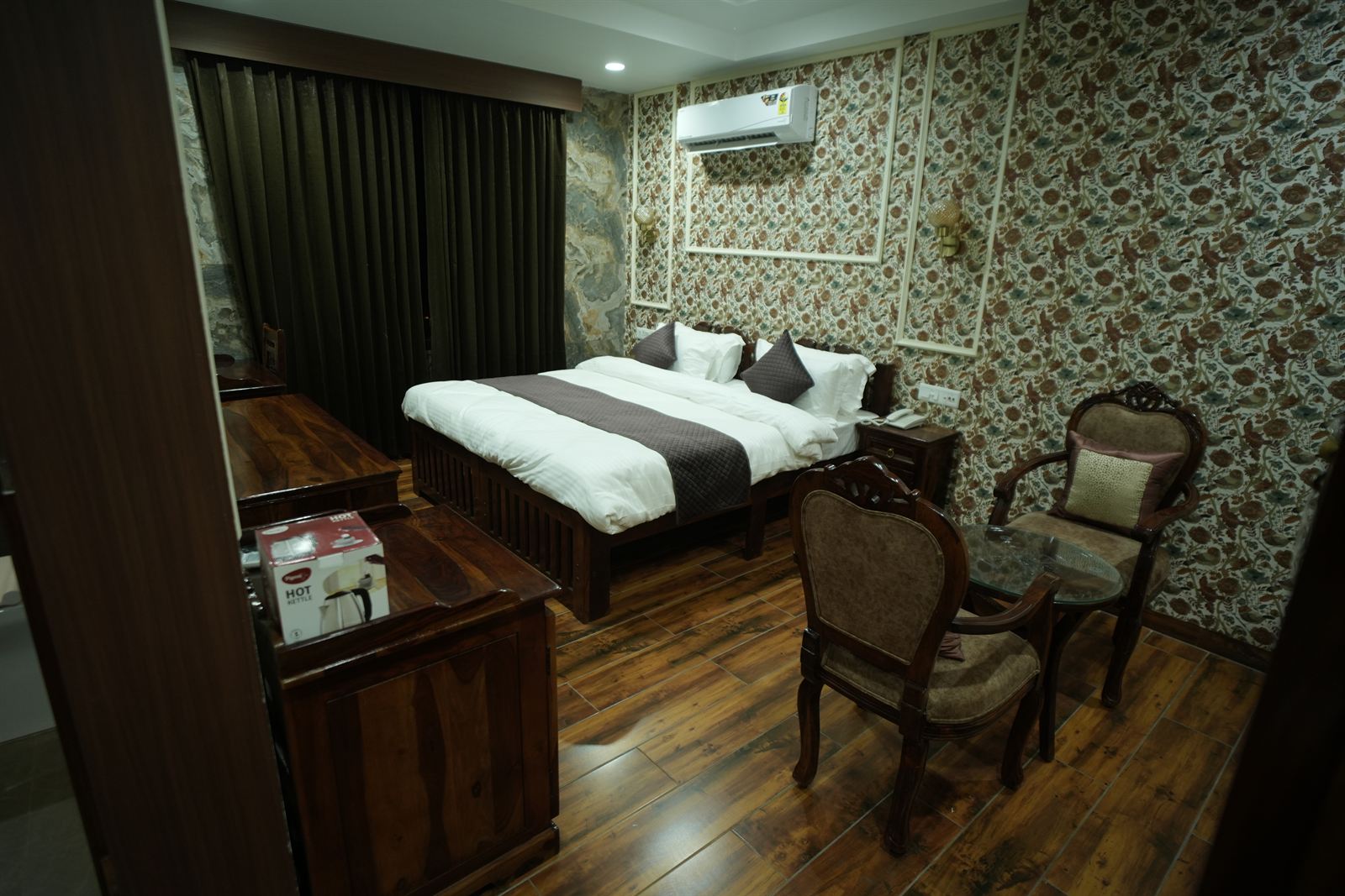 Modern Ensuite Bathroom & Luxury Amenities