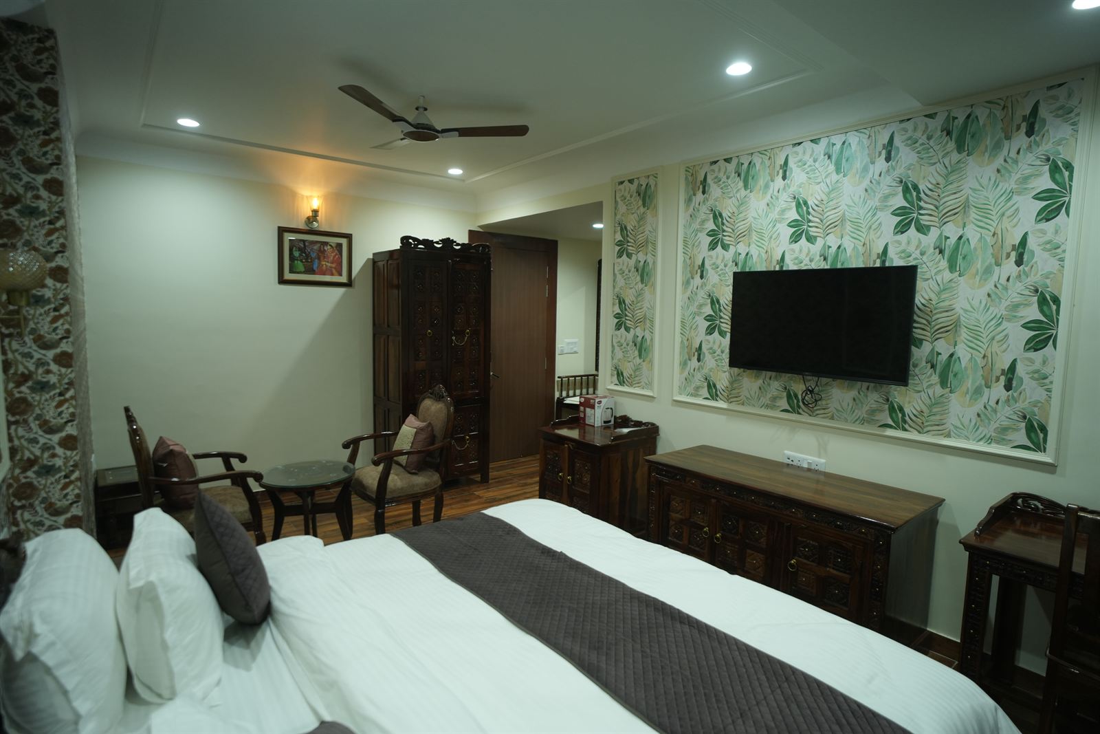 Modern Ensuite Bathroom & Luxury Amenities