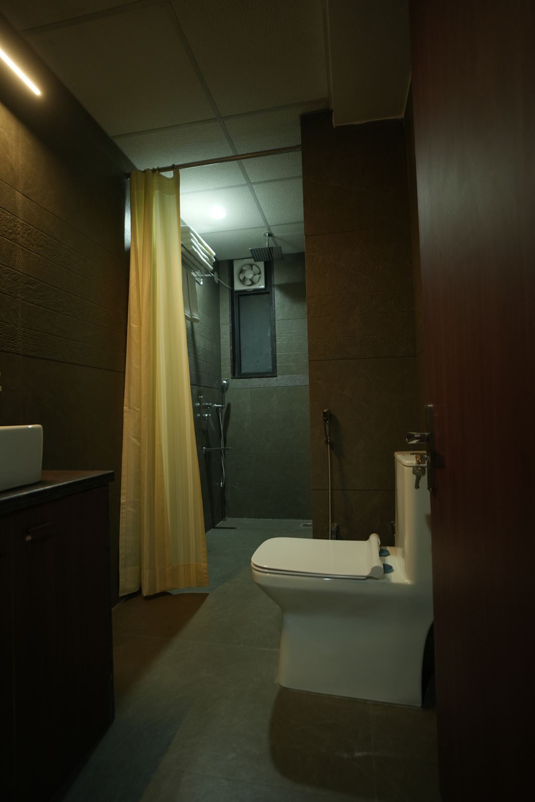Modern Ensuite Bathroom & Luxury Amenities