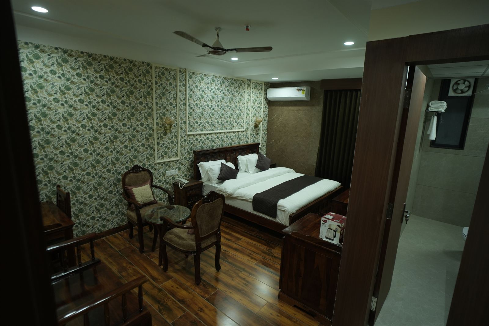 Modern Ensuite Bathroom & Luxury Amenities