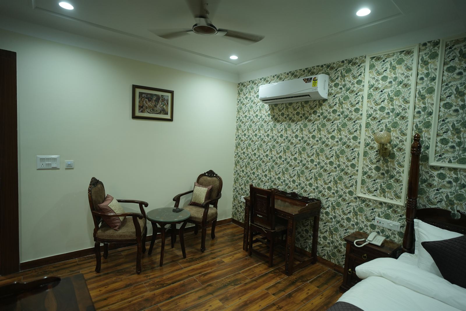 Club Deluxe Suite & Workstation