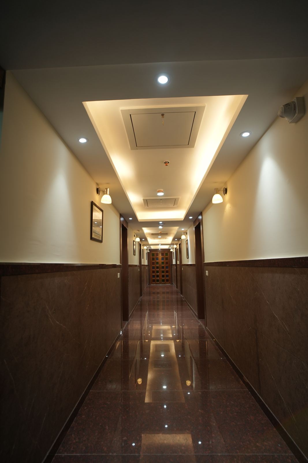 Club Deluxe Suite & Workstation