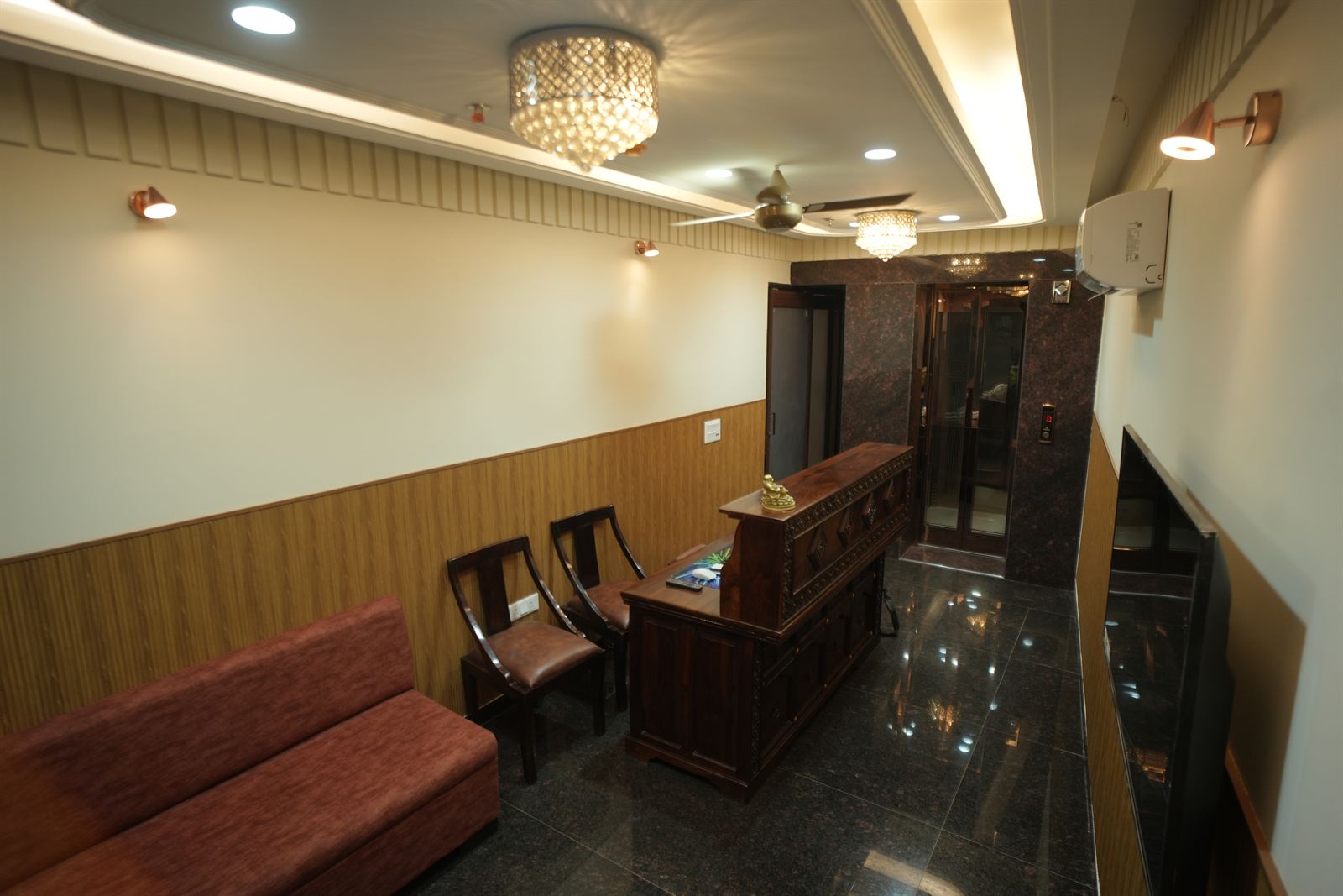 Club Deluxe Suite & Workstation