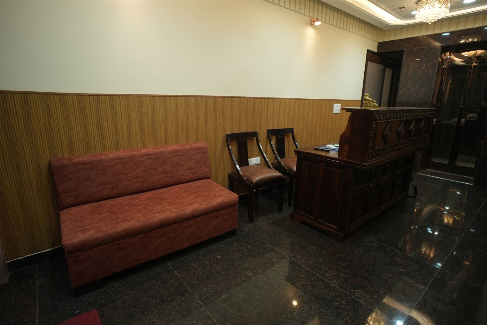 Club Deluxe Suite & Workstation