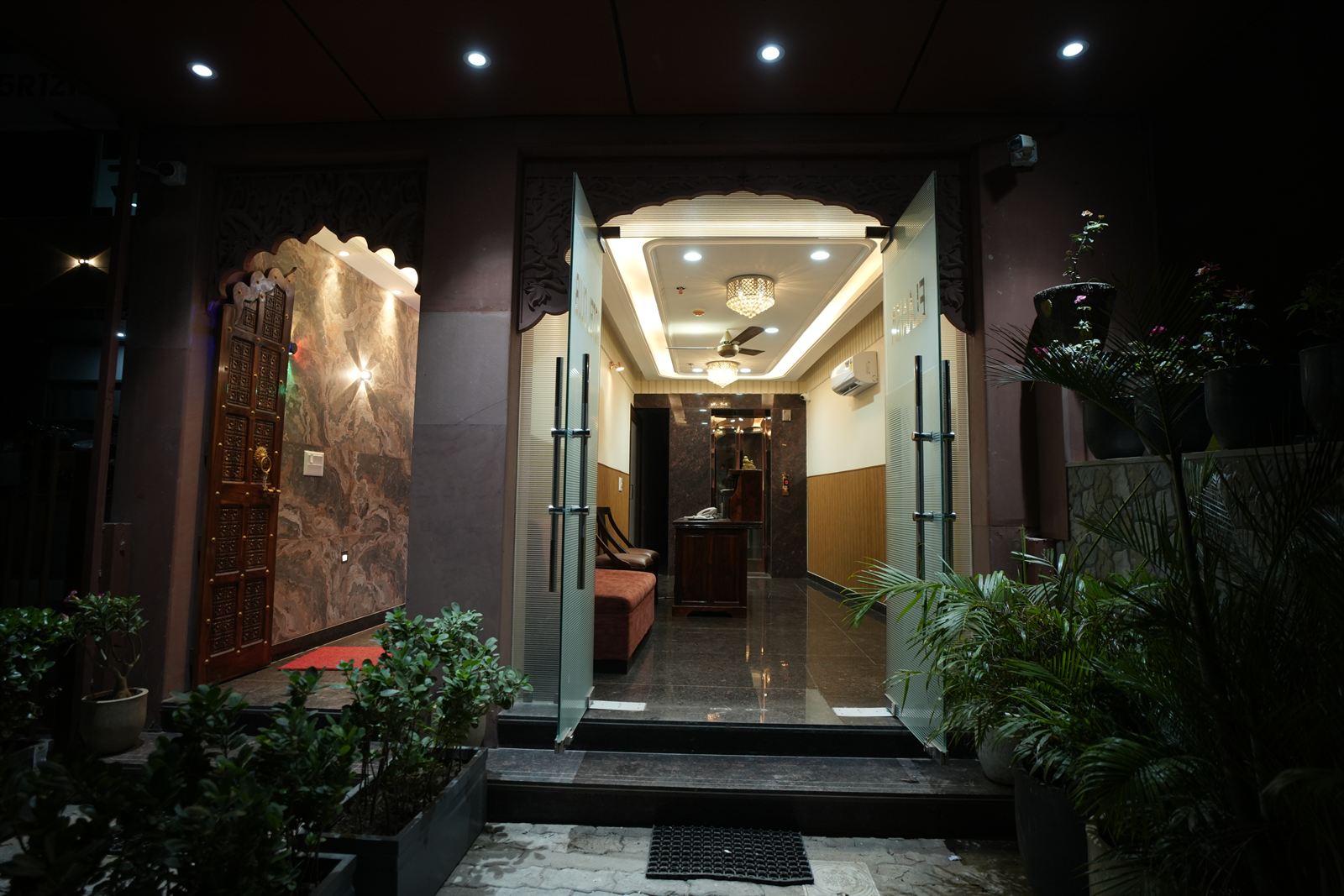 Club Deluxe Suite & Workstation