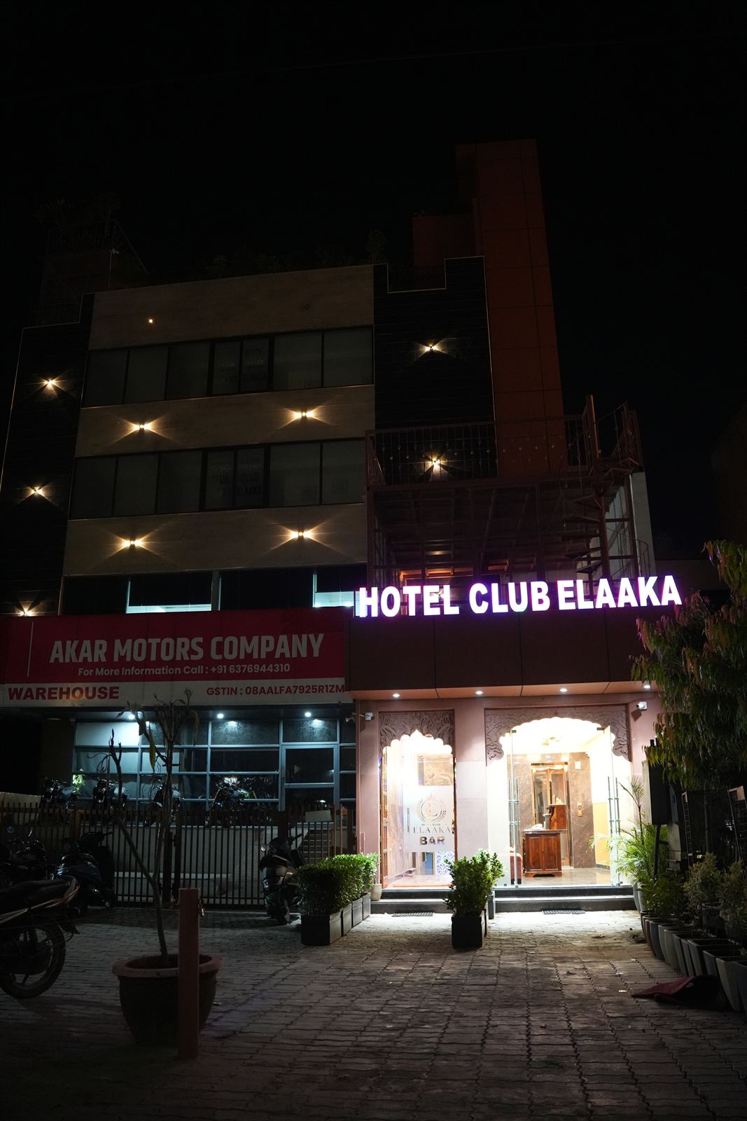 Club Deluxe Suite & Workstation